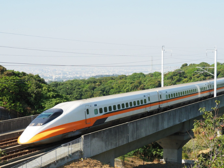 清明假期高鐵加開班次 22日凌晨起開放購票