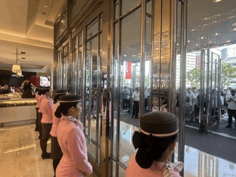 台中新光三越百貨復業 迎來民眾蜂擁進場