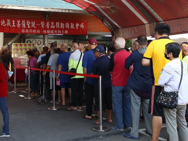 中秋送愛心！九華山地藏庵發放贊普品 與嘉市府攜手傳遞溫暖